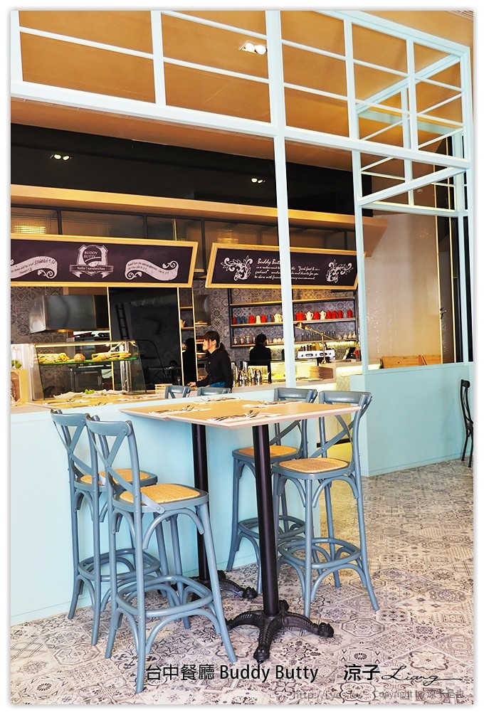 台中-Buddy Butty 英式早午餐 一邊吃美食還可以欣賞倒立天花板的床舖耶XD