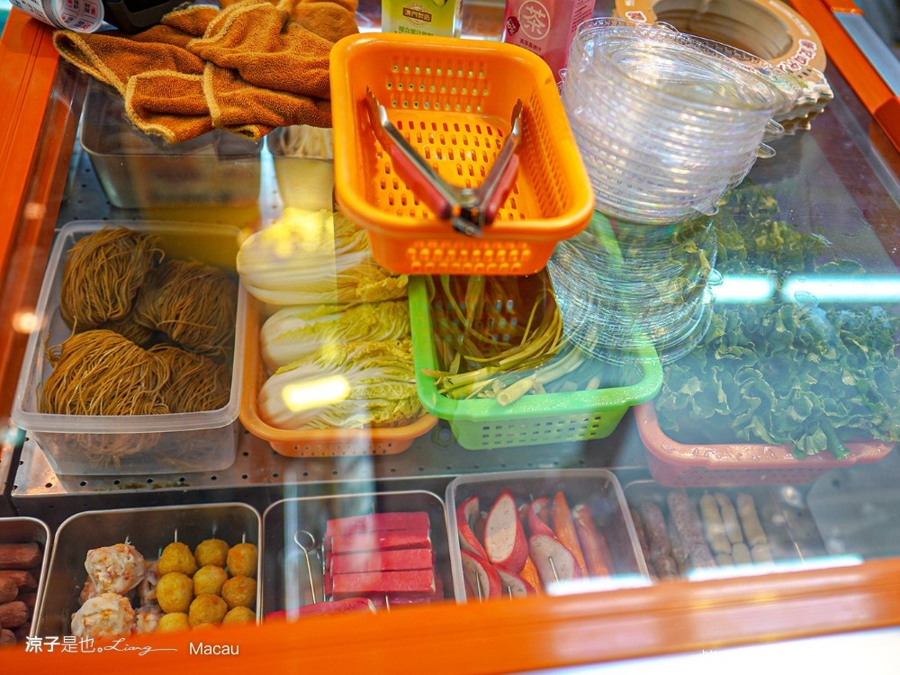 榮記牛雜 爆打檸檬茶 澳門 官也街美食 推薦 澳門牛雜 氹仔手搖飲 澳門自由行 必吃 菜單