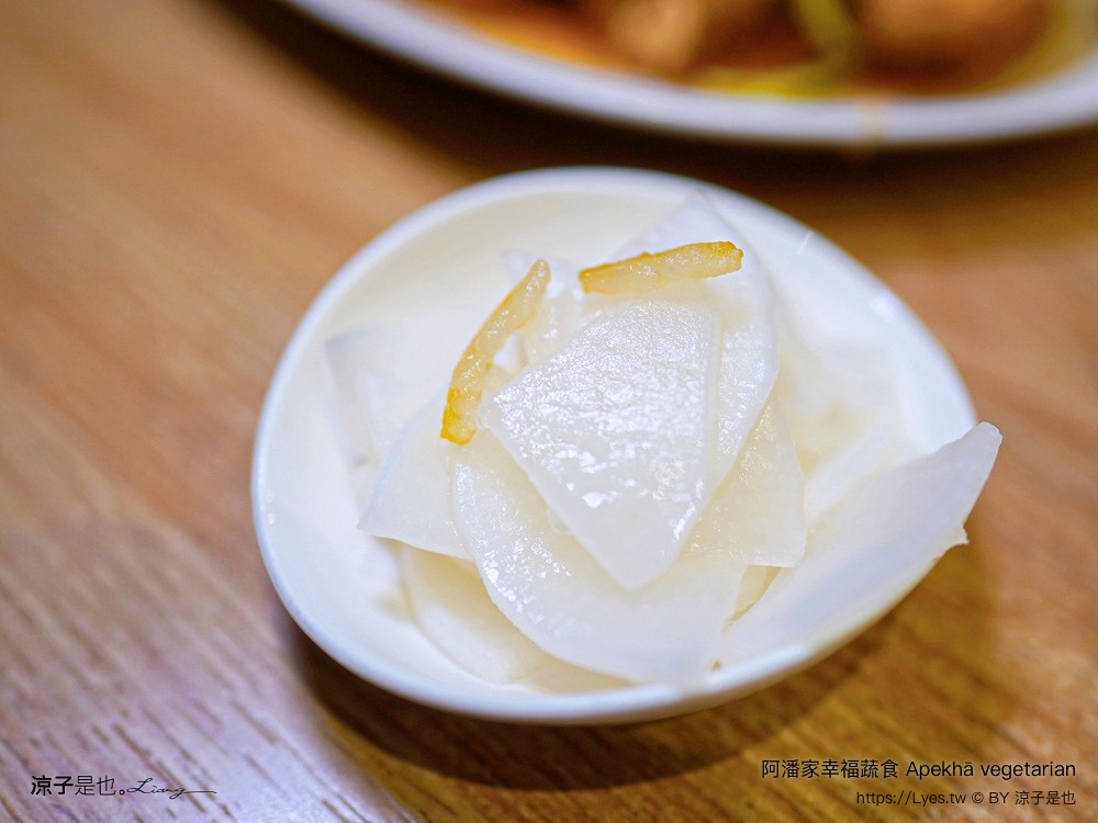 阿潘家幸福蔬食 菜單 台中一中商圈 台中蔬食料理 台中素食 小菜自助吧 小米粥 飲料吃到飽 中友百貨餐廳 推薦 apekhā vegetarian