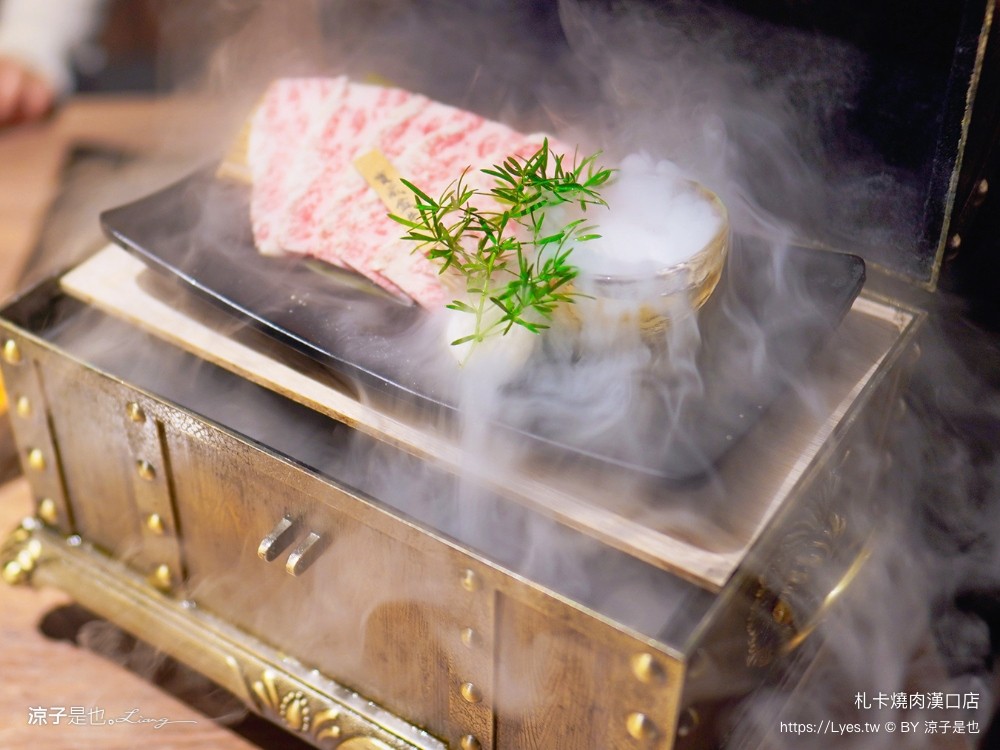 札卡燒肉 漢口店 菜單 台中燒肉餐廳 壽星優惠 迴轉燒肉 雙人套餐 日本a5和牛 和牛臭豆腐