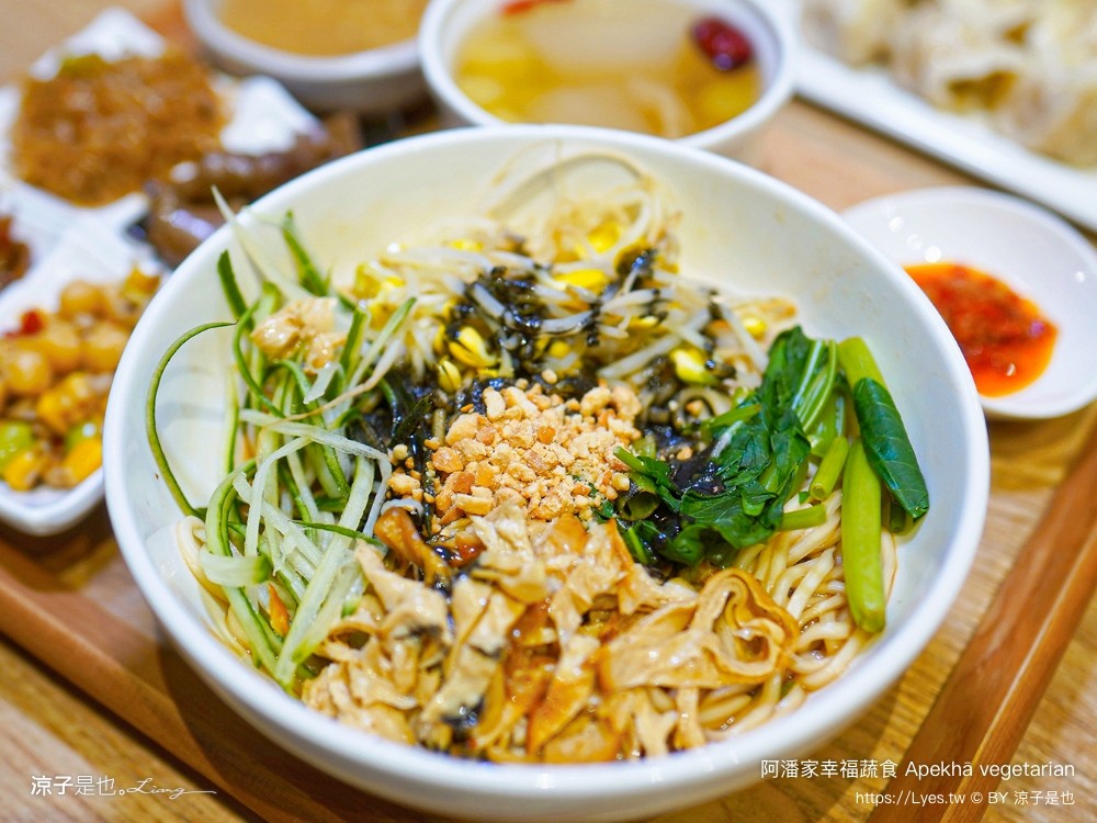 阿潘家幸福蔬食 菜單 台中一中商圈 台中蔬食料理 台中素食 小菜自助吧 小米粥 飲料吃到飽 中友百貨餐廳 推薦 apekhā vegetarian
