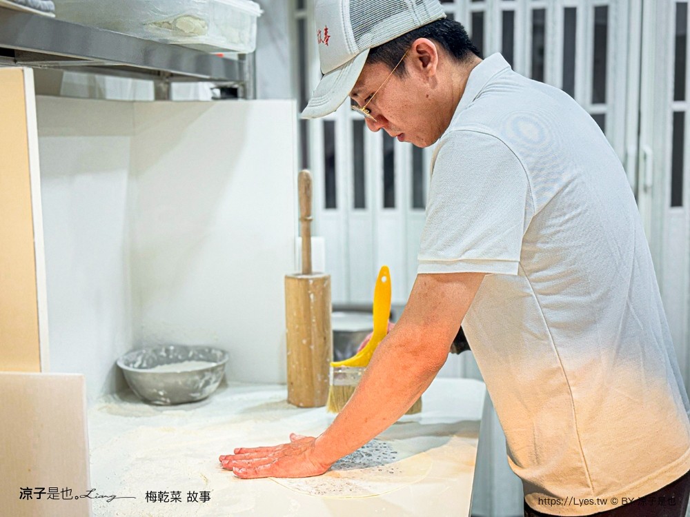 梅乾菜故事 逢甲夜市小吃 台中美食 梅乾菜餅 鍋盔 特色小吃 必吃 廈門美食