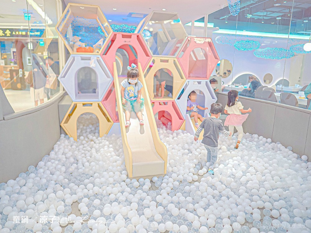 童鍋 親子火鍋 台中 親子餐廳 秀泰文心店 遊戲室 網美 打卡 IG 北歐風