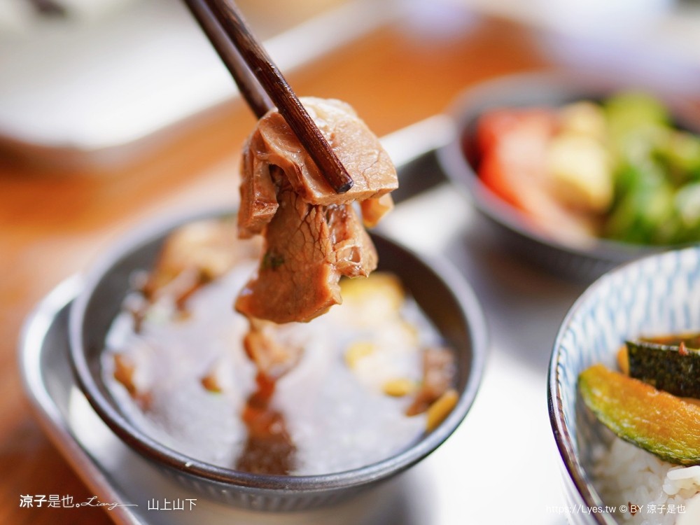 山上山下 菜單 南投埔里美食 山上山下咖哩飯專賣店 桃米村 唐揚雞 炸豬排 唐揚雞 炸豬排