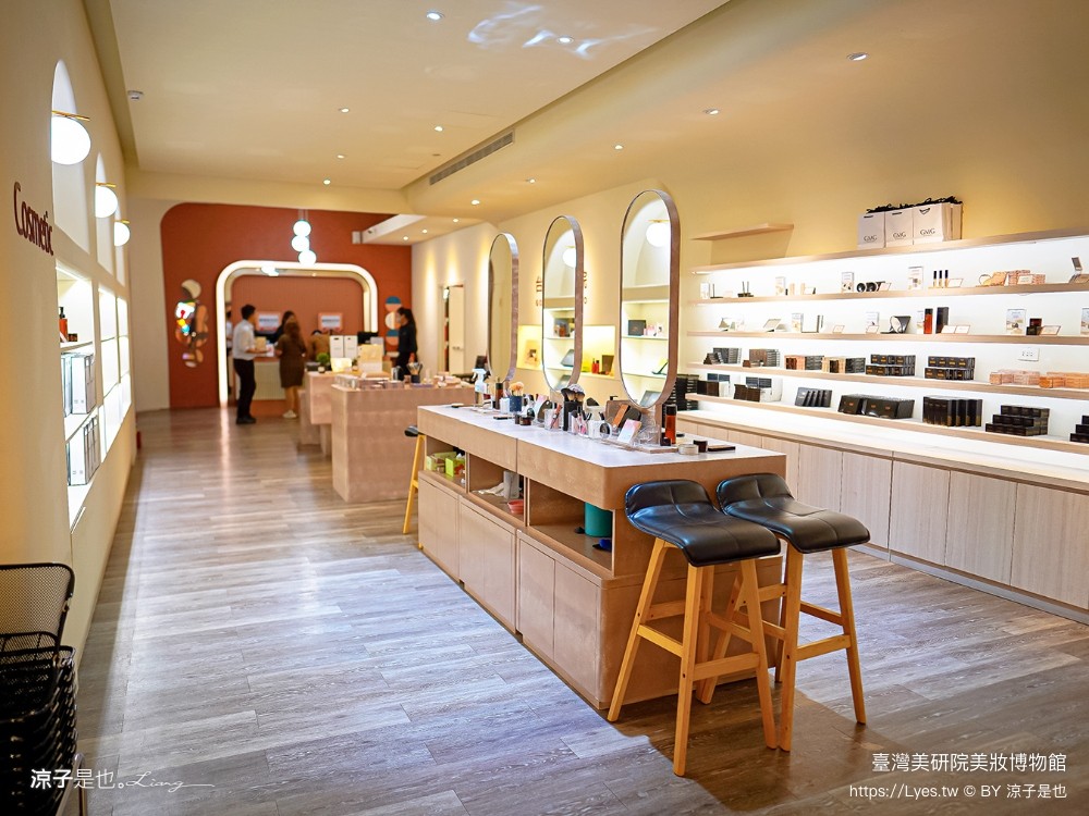 台灣美研院 美妝博物館 門票 台南景點 安平景點 化妝品 觀光工廠 網美拍照 評論 預約 婚紗 雷雕粉餅