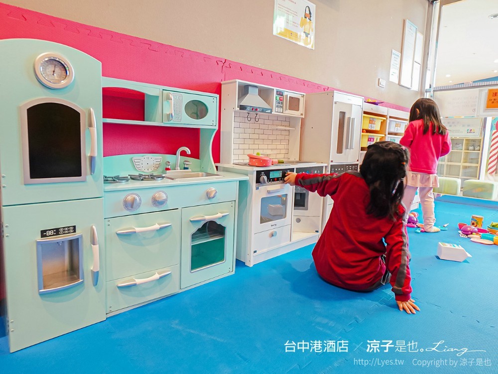 台中港酒店 台中親子飯店 梧棲住宿 海洋親子房、兒童遊戲室 汽車跑道 早餐自助吧吃到飽