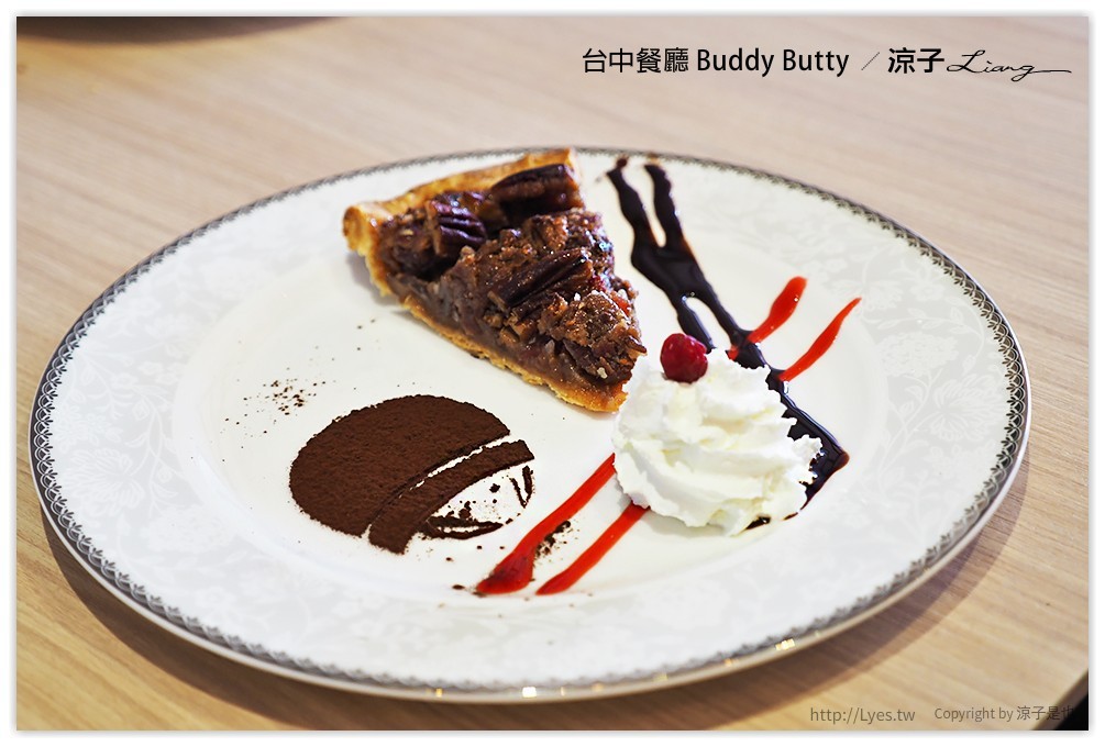 台中-Buddy Butty 英式早午餐 一邊吃美食還可以欣賞倒立天花板的床舖耶XD