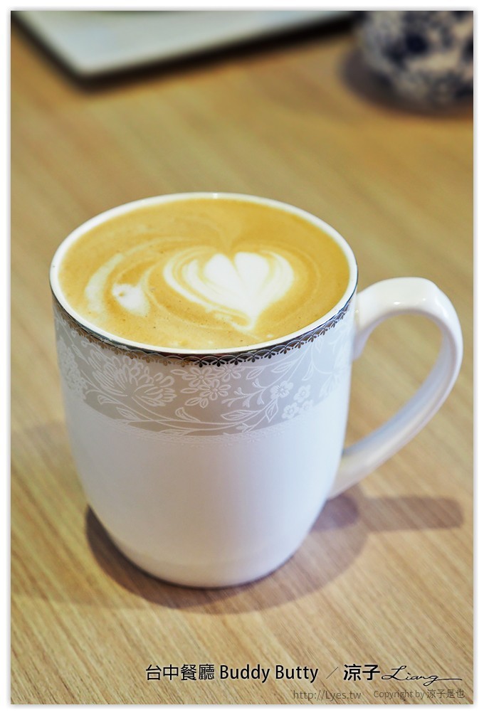 台中-Buddy Butty 英式早午餐 一邊吃美食還可以欣賞倒立天花板的床舖耶XD