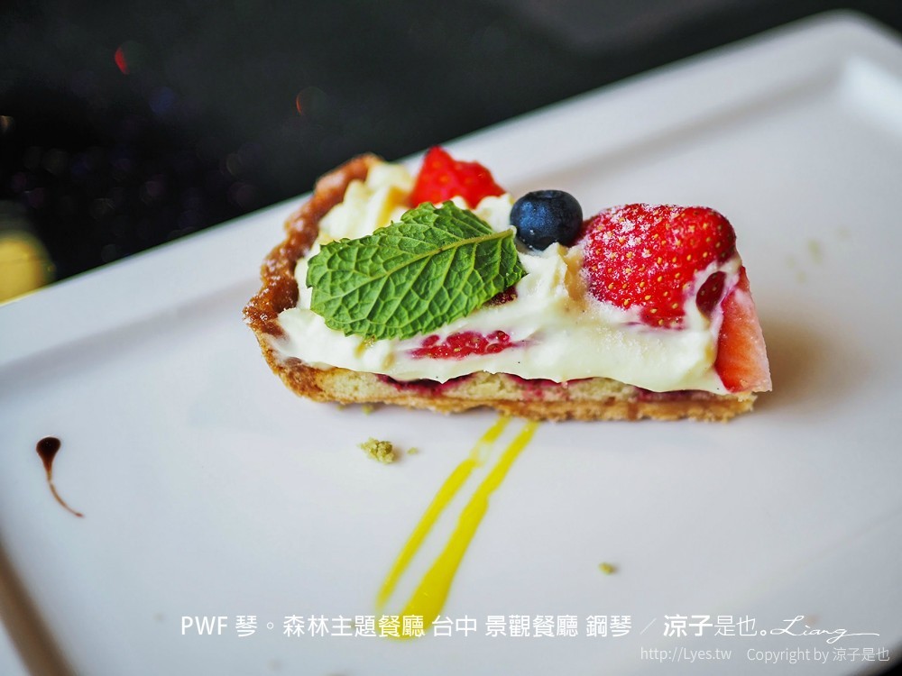 台中-PWF 琴。森林主題餐廳(附菜單) 空拍餐廳建築真的是座鋼琴 很有特色啊！有停車場開車好方便！