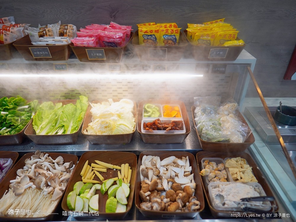 嗑肉石鍋 北屯軍福店 全新二代店 台中火鍋吃到飽推薦 蔬菜 火鍋料 飲料 冰品自助吧 buffet