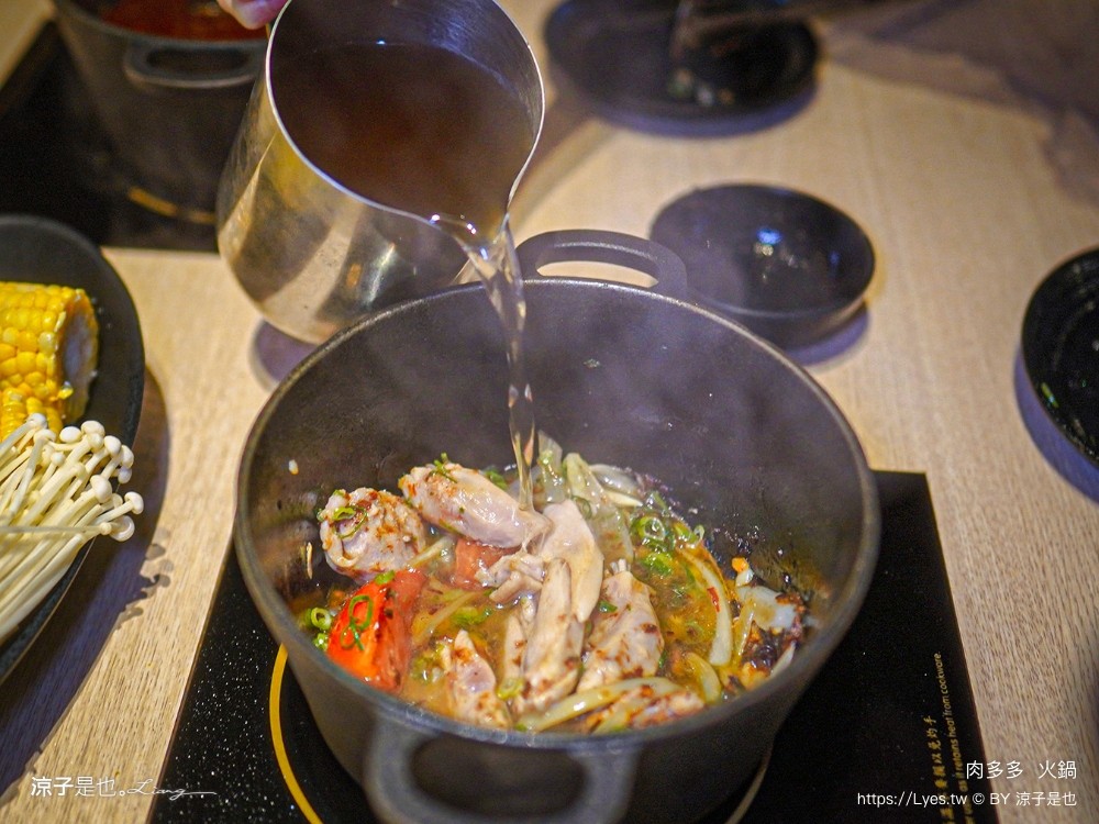 肉多多 火鍋 菜單 台中秀泰店 自助吧吃到飽 石頭湯 麻辣火鍋 生日壽星肉蛋糕 親子餐廳 剝蝦服務 高cp值火鍋 會員 打卡禮