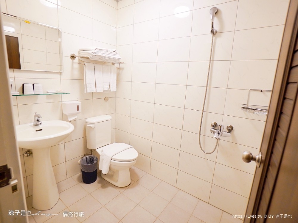 偶然行旅 嘉義飯店 文化路夜市旁 嘉義平價住宿 四人房 車場 文化鹿行旅 房價評價