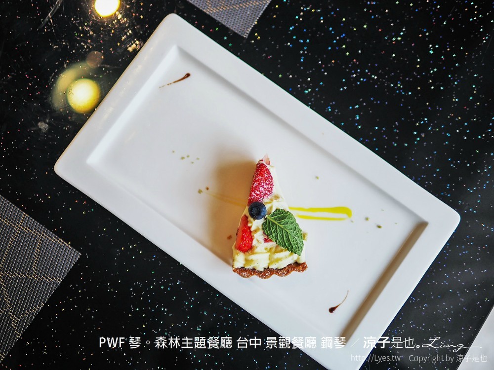 台中-PWF 琴。森林主題餐廳(附菜單) 空拍餐廳建築真的是座鋼琴 很有特色啊！有停車場開車好方便！