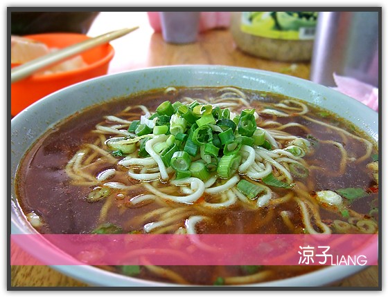 台中麵館-聞香牛肉麵 加湯加麵 吃到飽