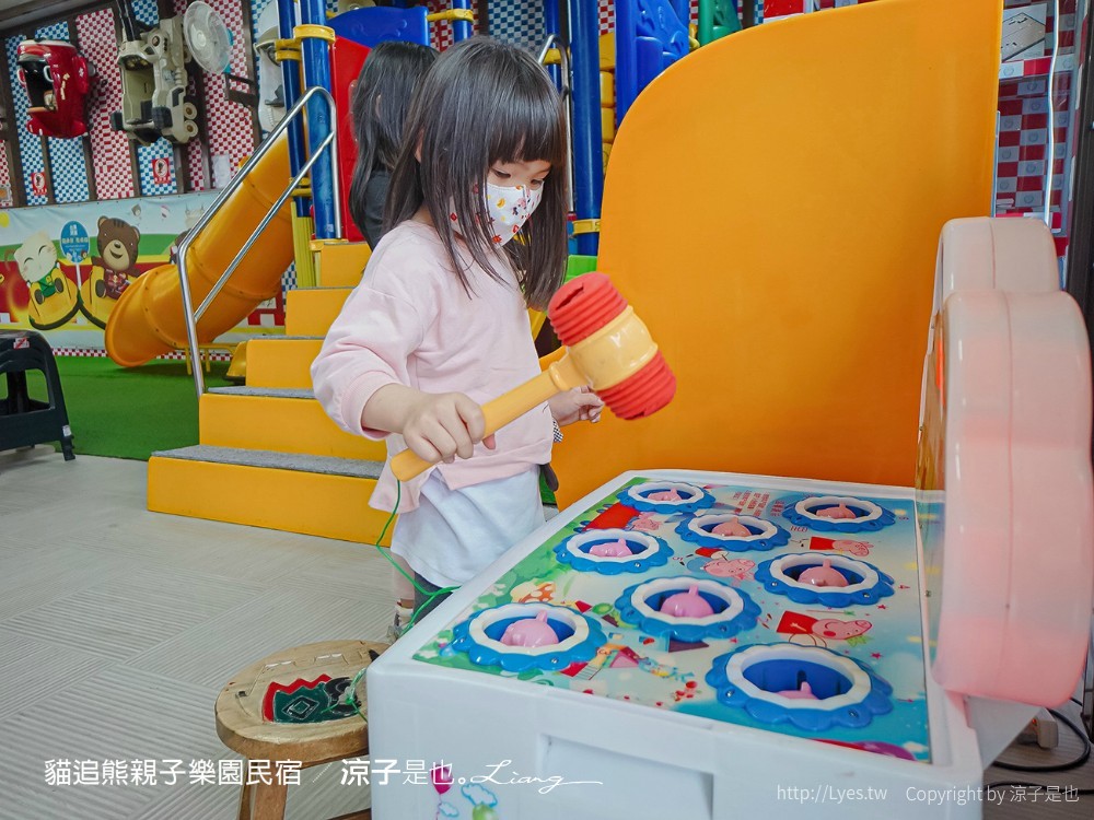 貓追熊親子民宿 熊追貓 台東親子民宿推薦 溜滑梯 沙坑 電動賽車場 遊戲室玩具 房型價位 按摩椅