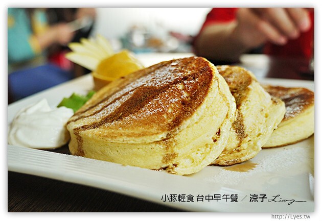 台中-小豚輕食 台中早午餐-厚片鬆餅口感好軟嫩