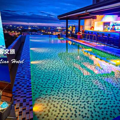 【屏東住宿】枋客文旅 FangLiao Hotel︱頂樓絕美無邊際泳池＋星空酒吧~步行5分鐘到枋寮火車站的平價質感飯店