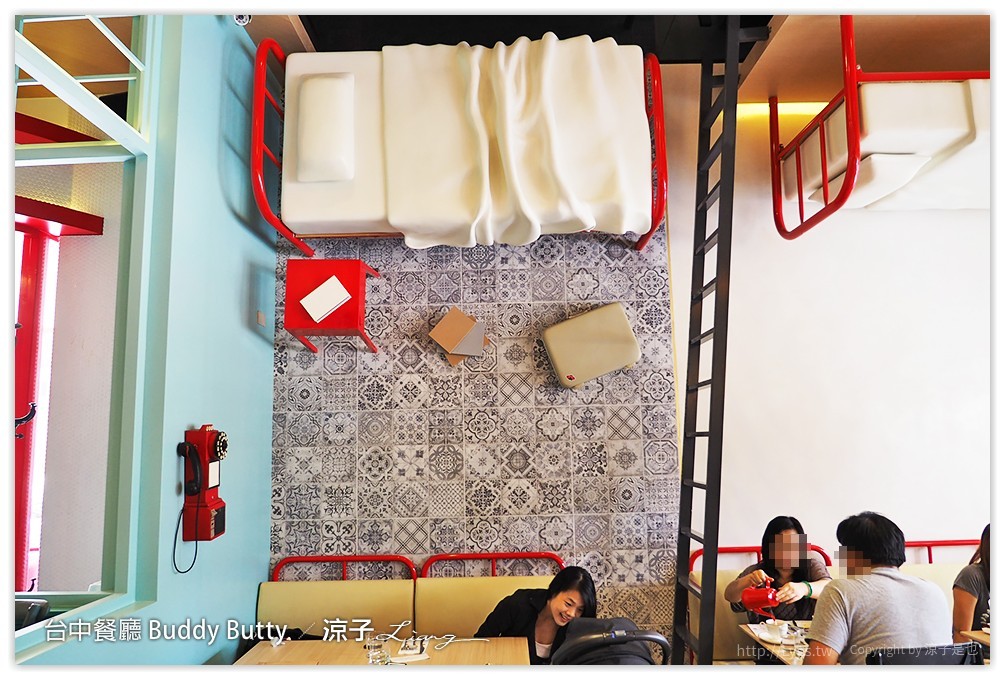 台中-Buddy Butty 英式早午餐 一邊吃美食還可以欣賞倒立天花板的床舖耶XD