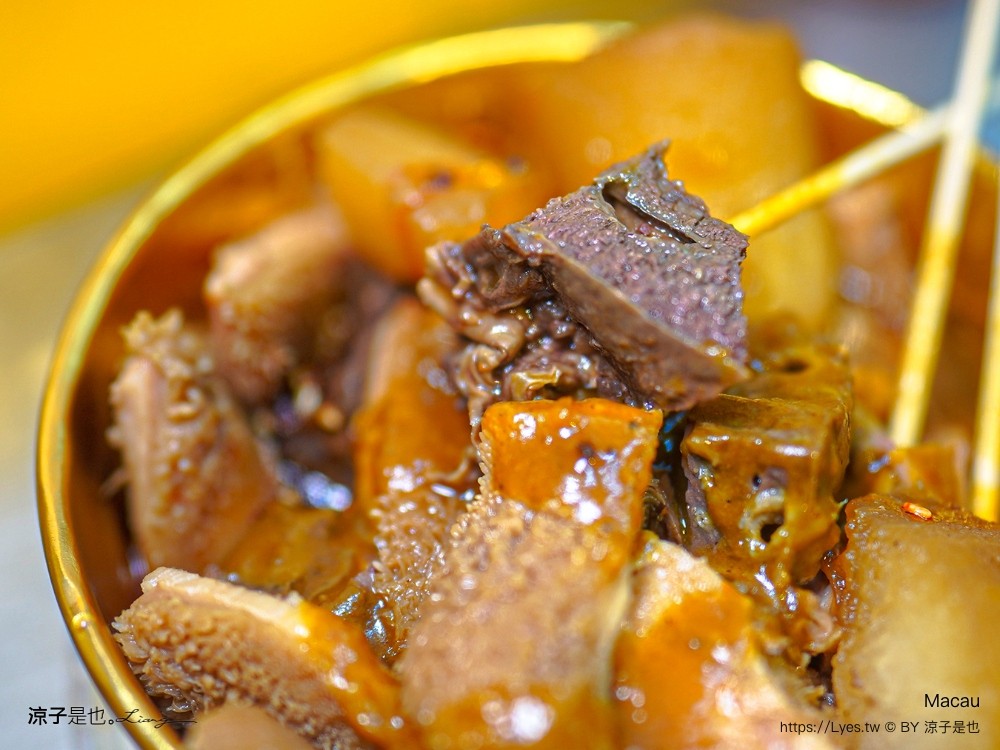 榮記牛雜 爆打檸檬茶 澳門 官也街美食 推薦 澳門牛雜 氹仔手搖飲 澳門自由行 必吃 菜單