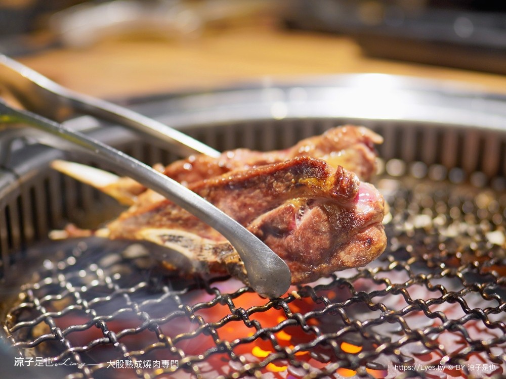 大股熟成燒肉專門 菜單 台中燒肉美食 大股熟成燒肉中科店 厚切牛舌 和牛 推薦必吃 清酒自動販賣機 專人代烤