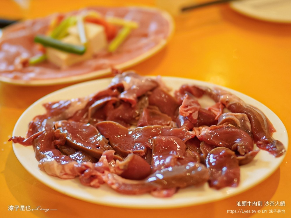 汕頭牛肉劉沙茶火鍋店 菜單 炭燒臉盆火鍋 台中西屯店 扁魚沙茶湯底 大白菜