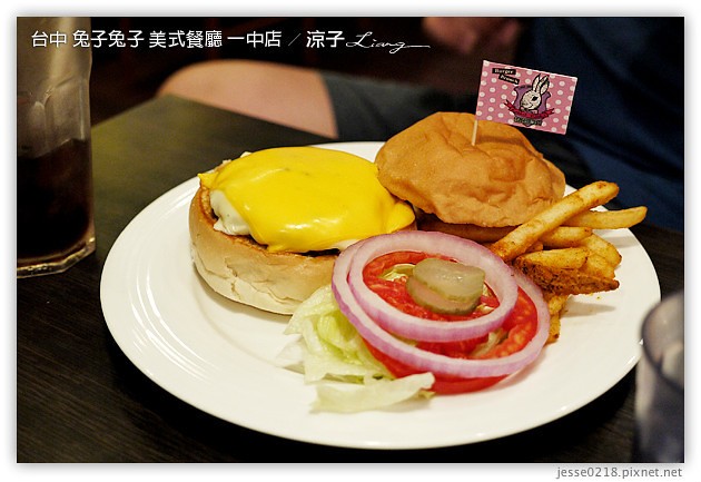 台中-兔子兔子 美式餐廳(台中一中店)-兔子兔子連鎖美式漢堡店