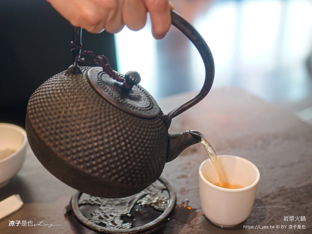 岩漿火鍋 菜單 台中火鍋 麻辣鍋 公益路美食 麻辣鴨血豆腐吃到飽 台中聚餐餐廳 好停車餐廳 推薦必吃