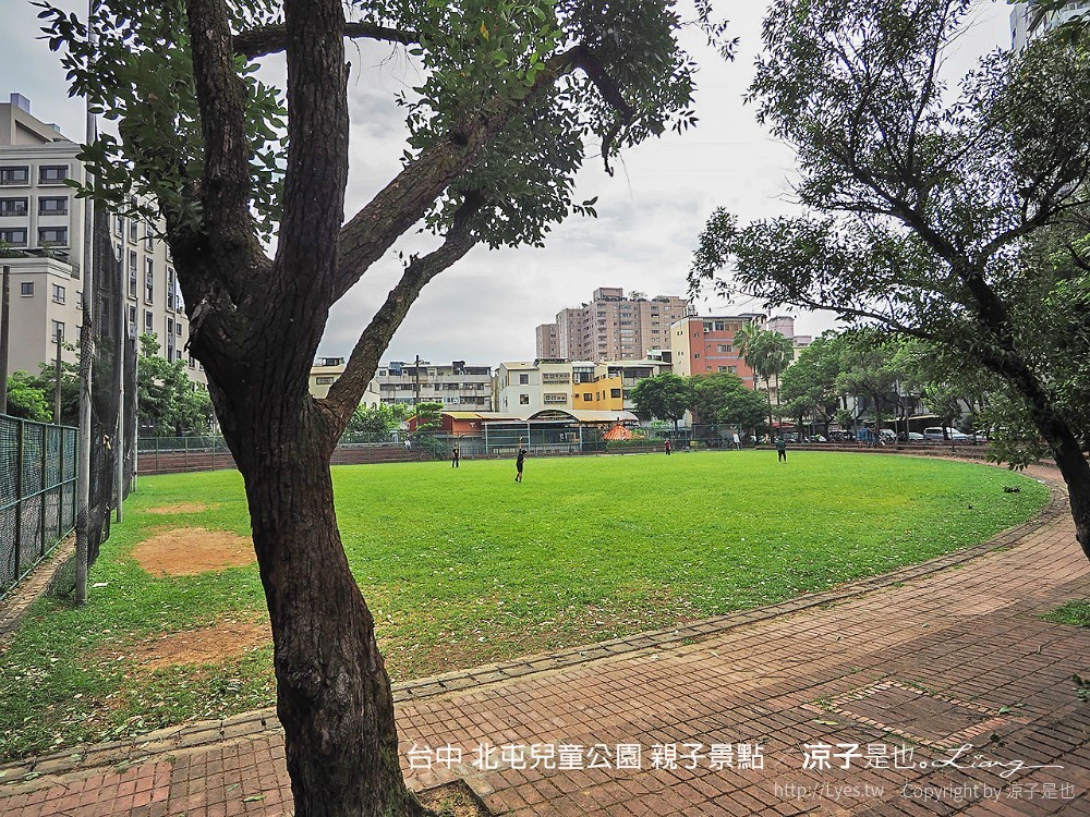 台中-北屯兒童公園 免費雨天親子備案 室內遊戲室、圖書館 雨停還可去玩溜滑梯、沙坑、鞦韆…