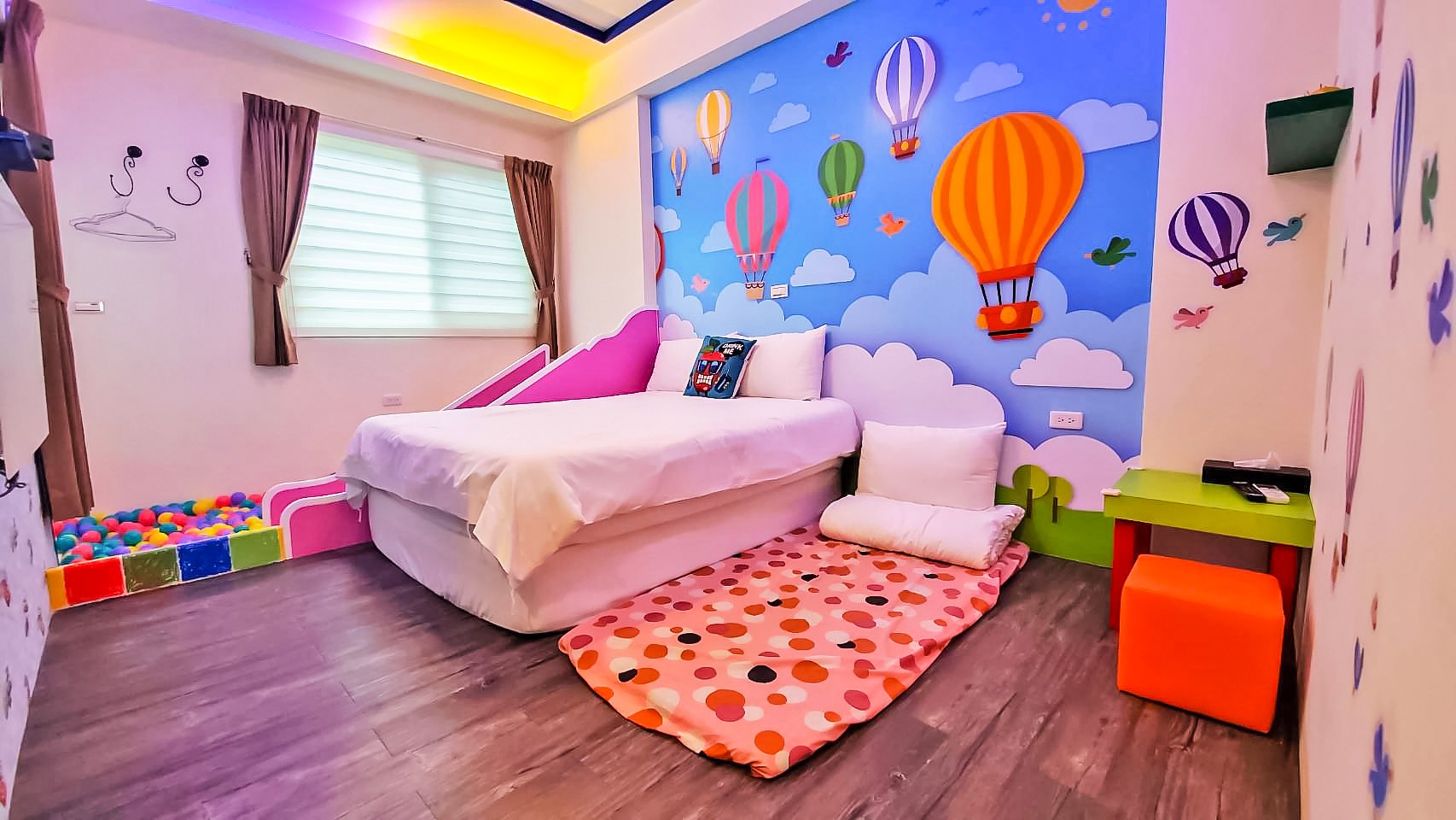 宜蘭住宿-小蘋果民宿 溜滑梯球池房型x電動車x沙坑 宜蘭親子民宿推薦 包棟烤肉好好玩(文末抽住宿)