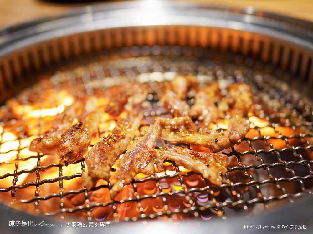 大股熟成燒肉專門 菜單 台中燒肉美食 大股熟成燒肉中科店 厚切牛舌 和牛 推薦必吃 清酒自動販賣機 專人代烤