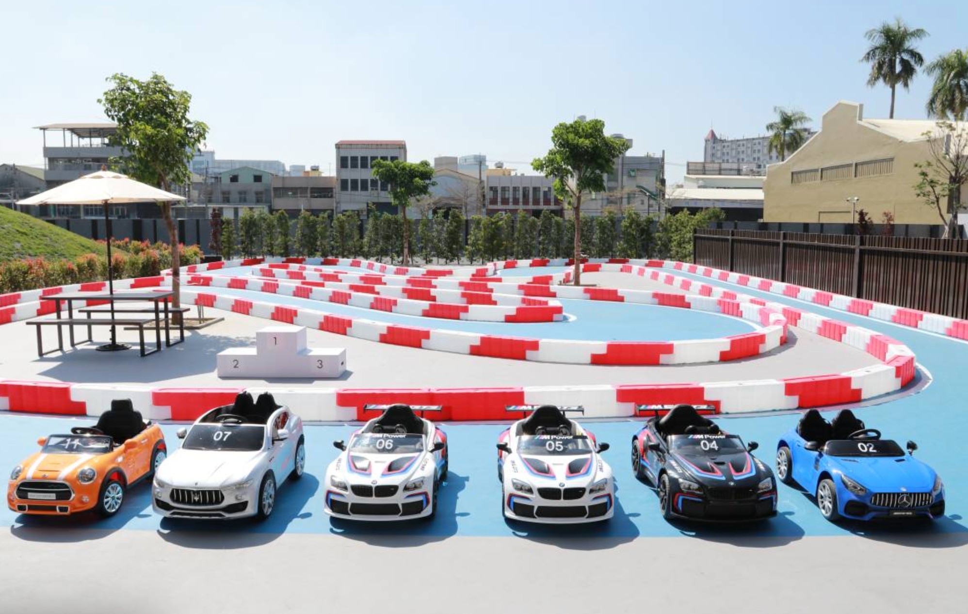 嘉義住宿-新悅花園酒店(原寬悅花園酒店) 親子飯店 旋轉木馬x兒童遊戲室x電動車賽車場 小孩玩不停啊