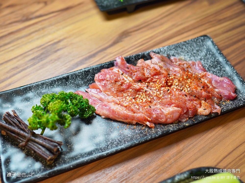 大股熟成燒肉專門 菜單 台中燒肉美食 大股熟成燒肉中科店 厚切牛舌 和牛 推薦必吃 清酒自動販賣機 專人代烤