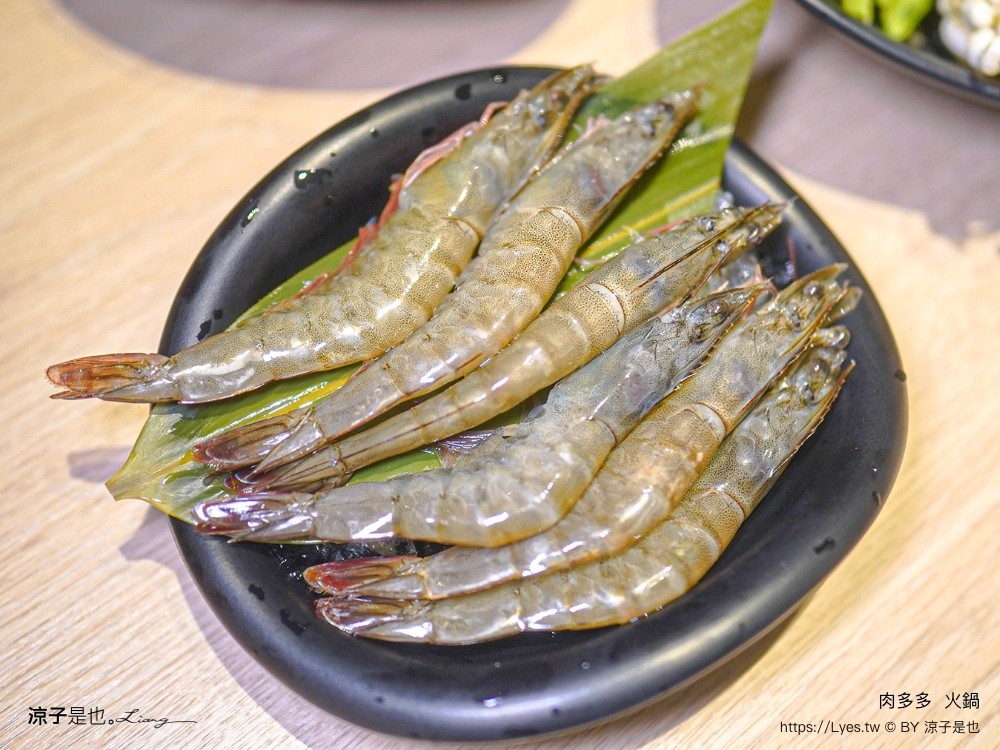 肉多多 火鍋 菜單 台中秀泰店 自助吧吃到飽 石頭湯 麻辣火鍋 生日壽星肉蛋糕 親子餐廳 剝蝦服務 高cp值火鍋 會員 打卡禮