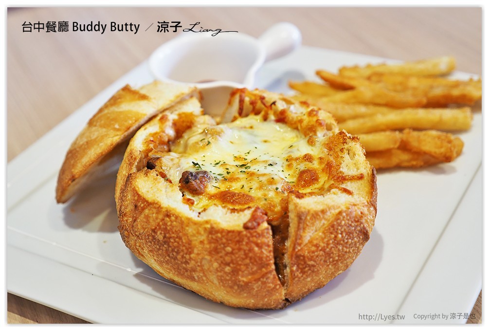 台中-Buddy Butty 英式早午餐 一邊吃美食還可以欣賞倒立天花板的床舖耶XD