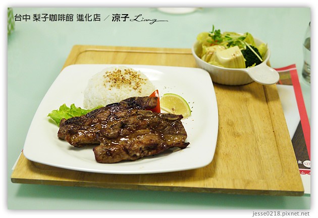 台中-梨子咖啡館 進化店-梨子咖啡館結合教堂的清水模風格