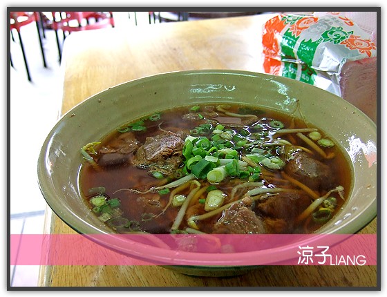 台中麵館-聞香牛肉麵 加湯加麵 吃到飽