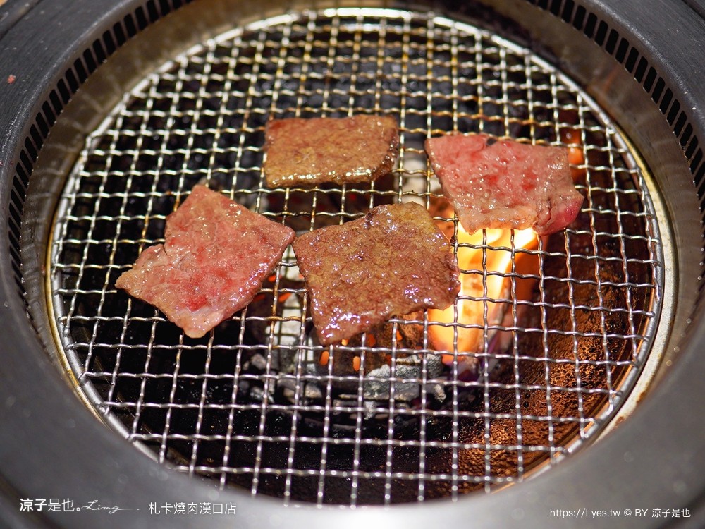 札卡燒肉 漢口店 菜單 台中燒肉餐廳 壽星優惠 迴轉燒肉 雙人套餐 日本a5和牛 和牛臭豆腐