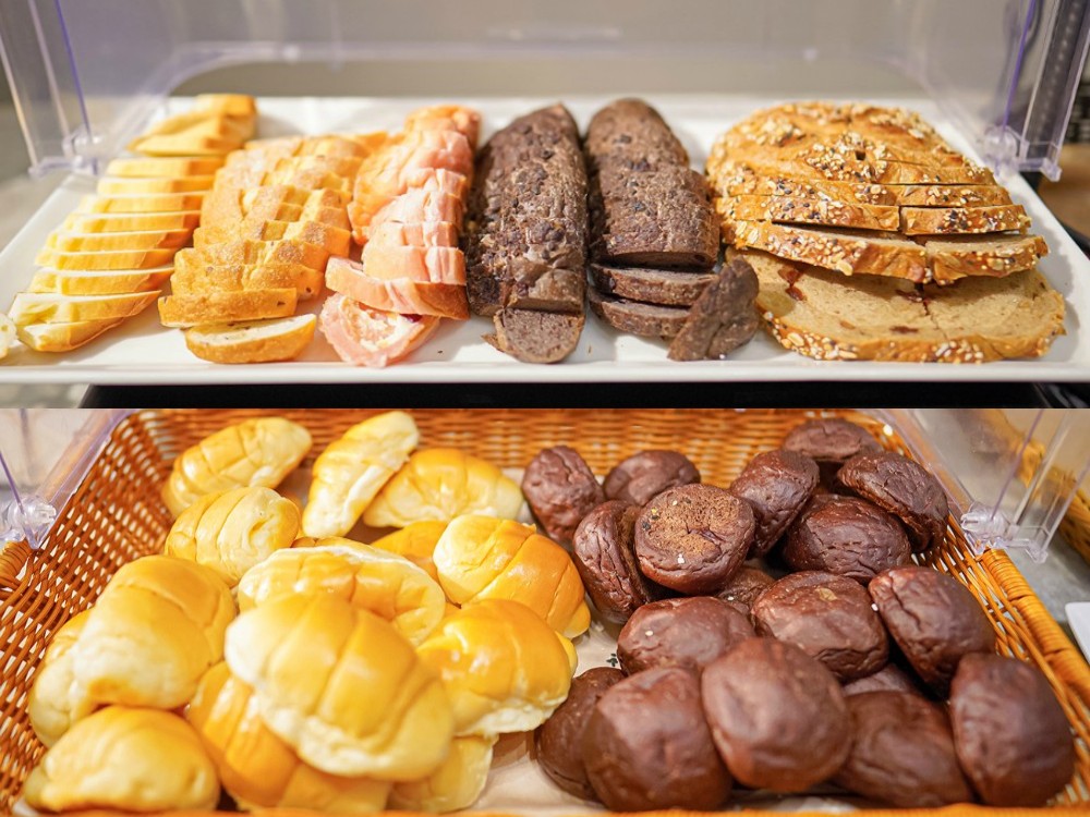 台中親子飯店-台中港酒店 三井OUTLET住宿 海洋親子房 小帳棚與上下舖是小孩的愛 兒童遊戲室有車子跑道、球池、小廚房