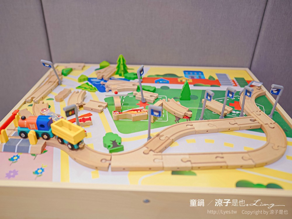 童鍋 親子火鍋 台中 親子餐廳 秀泰文心店 遊戲室 網美 打卡 IG 北歐風