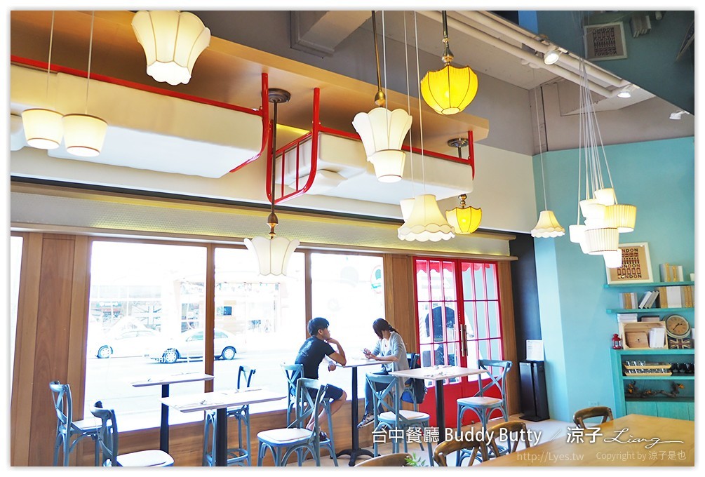 台中-Buddy Butty 英式早午餐 一邊吃美食還可以欣賞倒立天花板的床舖耶XD