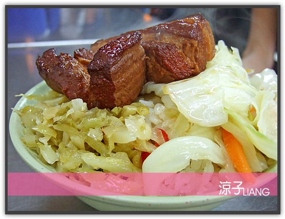 台中小吃-忠孝夜市 鬍鬚陳蚵仔煎、爌肉飯、鮮蚵湯