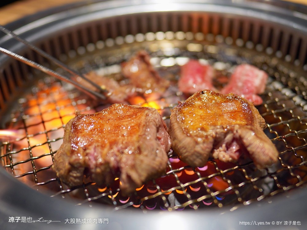 大股熟成燒肉專門 菜單 台中燒肉美食 大股熟成燒肉中科店 厚切牛舌 和牛 推薦必吃 清酒自動販賣機 專人代烤