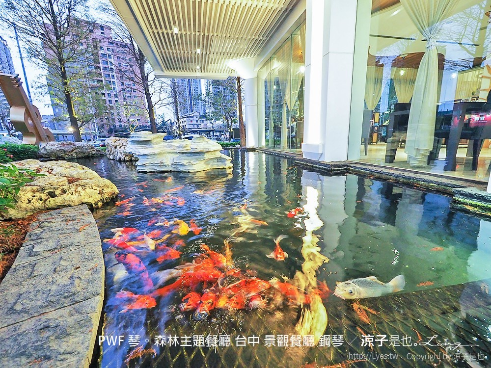 台中-PWF 琴。森林主題餐廳(附菜單) 空拍餐廳建築真的是座鋼琴 很有特色啊！有停車場開車好方便！