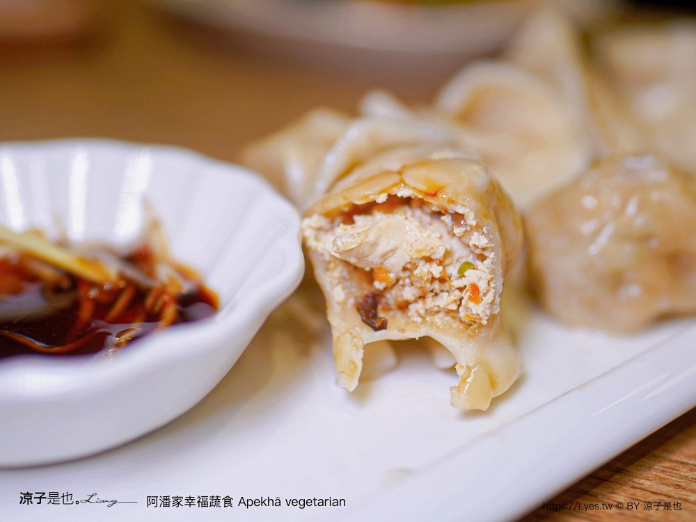 阿潘家幸福蔬食 菜單 台中一中商圈 台中蔬食料理 台中素食 小菜自助吧 小米粥 飲料吃到飽 中友百貨餐廳 推薦 apekhā vegetarian