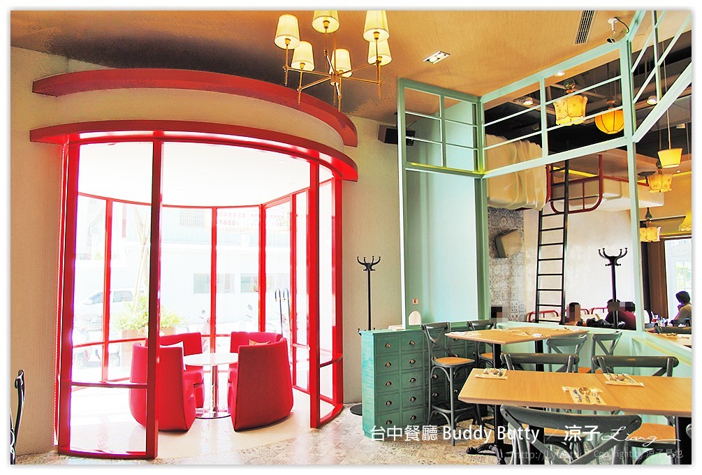 台中-Buddy Butty 英式早午餐 一邊吃美食還可以欣賞倒立天花板的床舖耶XD