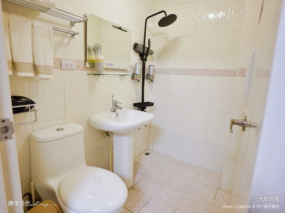 光影民宿 嘉義住宿推薦 布袋民宿 房型 雙人房 四人房 背包客