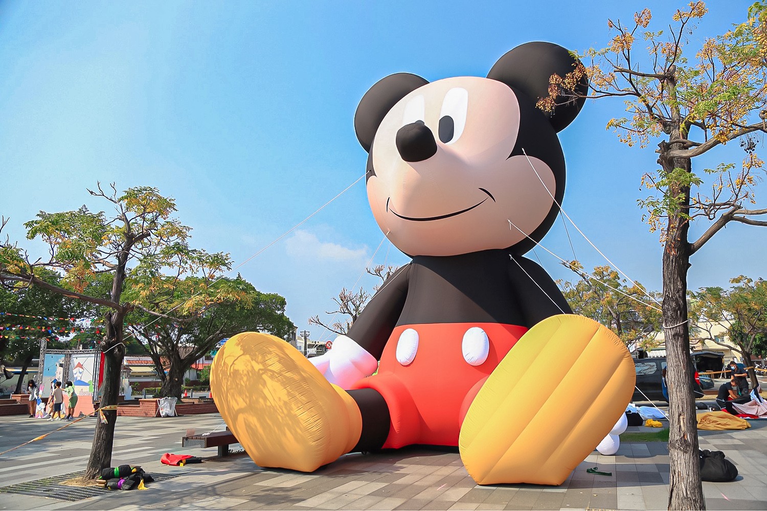 超巨大米奇米妮 台南安平景點 10公尺身高 米奇與好朋友CHILL遊台南 國慶連假迪士尼親子旅遊景點