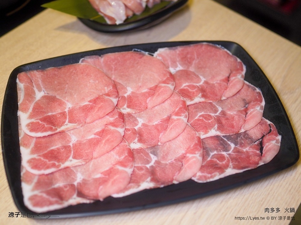 肉多多 火鍋 菜單 台中秀泰店 自助吧吃到飽 石頭湯 麻辣火鍋 生日壽星肉蛋糕 親子餐廳 剝蝦服務 高cp值火鍋 會員 打卡禮