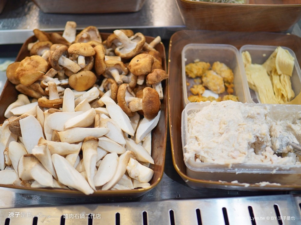 嗑肉石鍋 北屯軍福店 全新二代店 台中火鍋吃到飽推薦 蔬菜 火鍋料 飲料 冰品自助吧 buffet