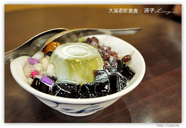 大溪老街-桃園大溪老街必吃美食-金字塔三角湯圓、里長嬤的碗粿、百年油飯、陳媽媽月光餅、和風手工豆腐酪